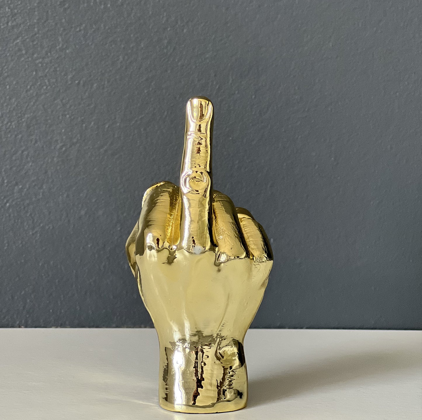 support photo en forme de doigt d'honneur doré