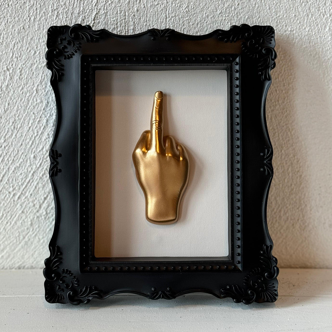 
                  
                    Tableau design doigt d'honneur - cadre noir
                  
                