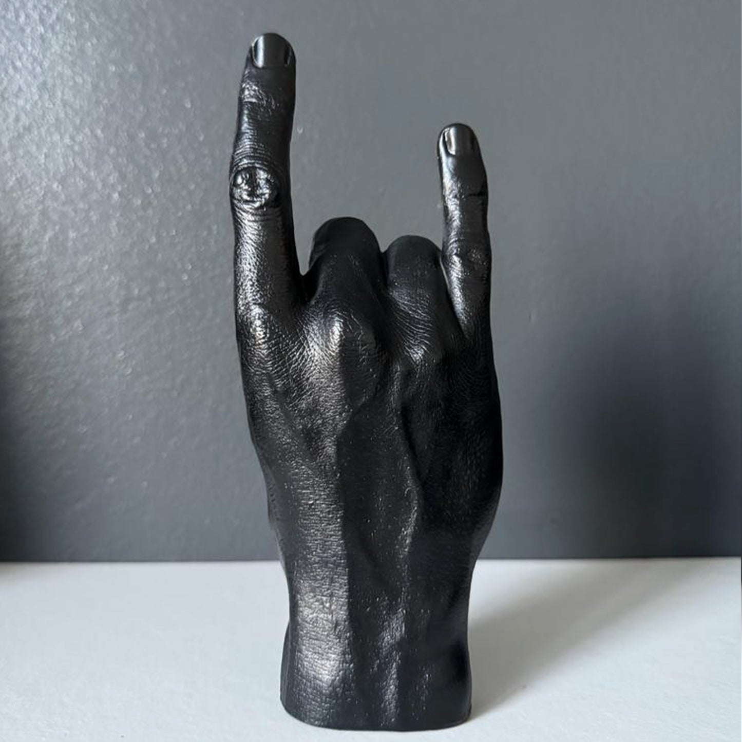 
                  
                    Sculpture main Rock'n Roll noire
                  
                