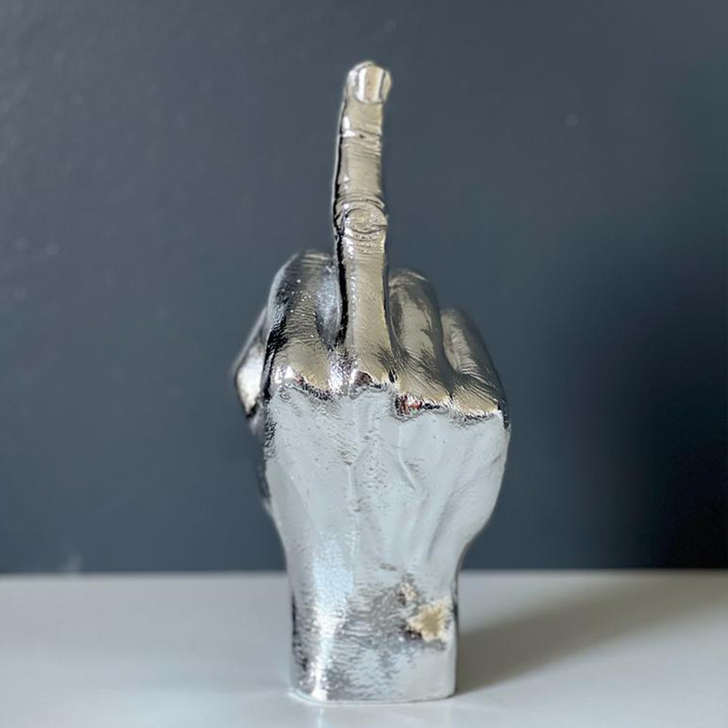 
                  
                    Sculpture main doigt d'honneur argentée
                  
                