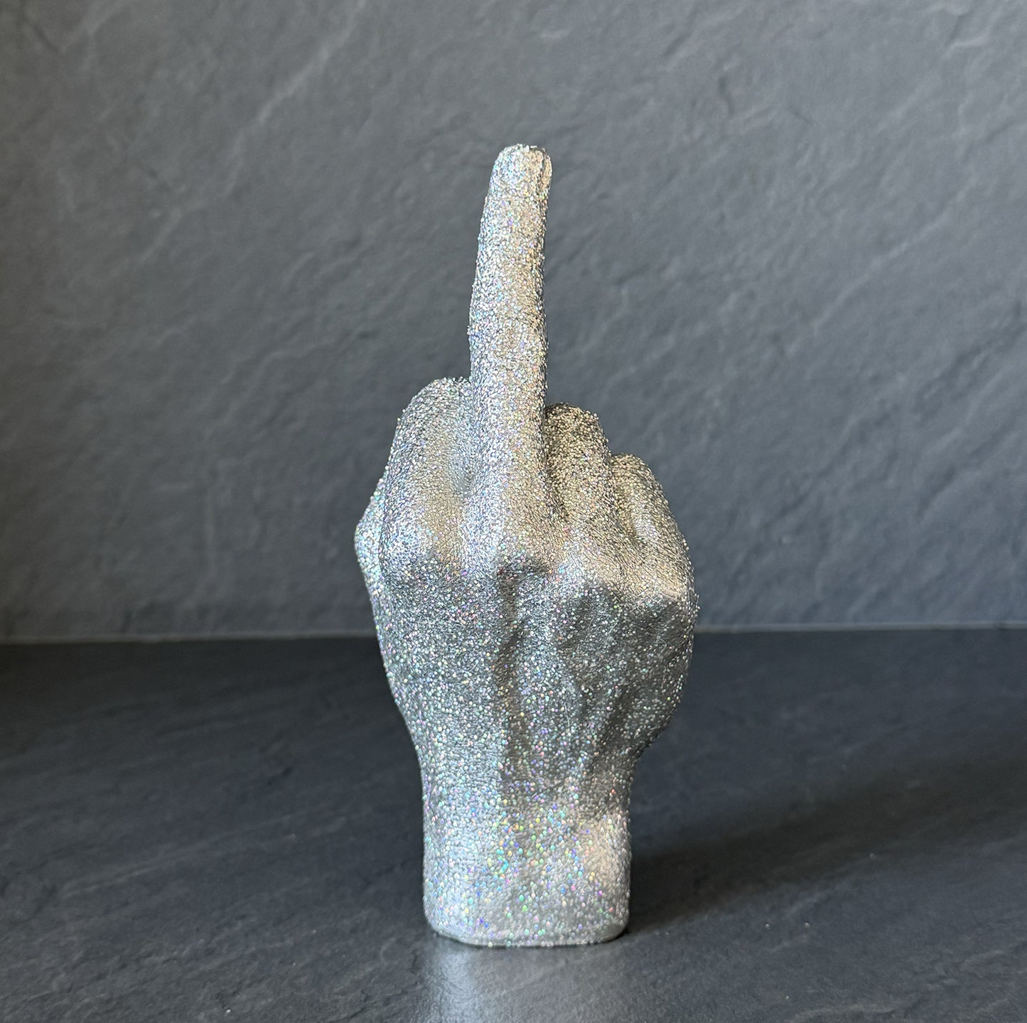 statue doigt d'honneur paillettes