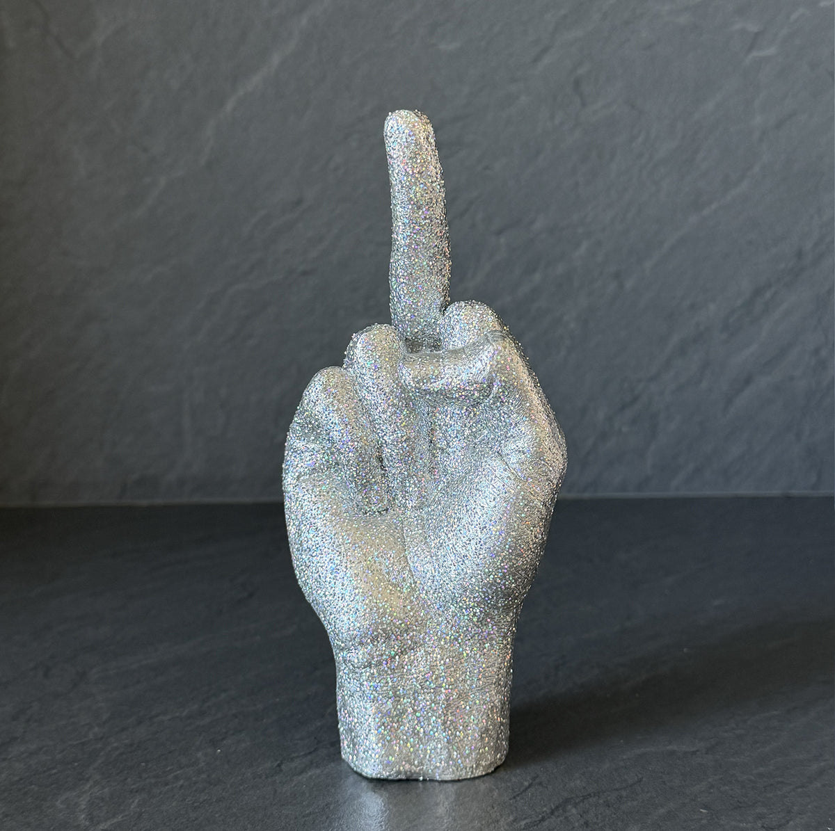 statue doigt d'honneur paillettes