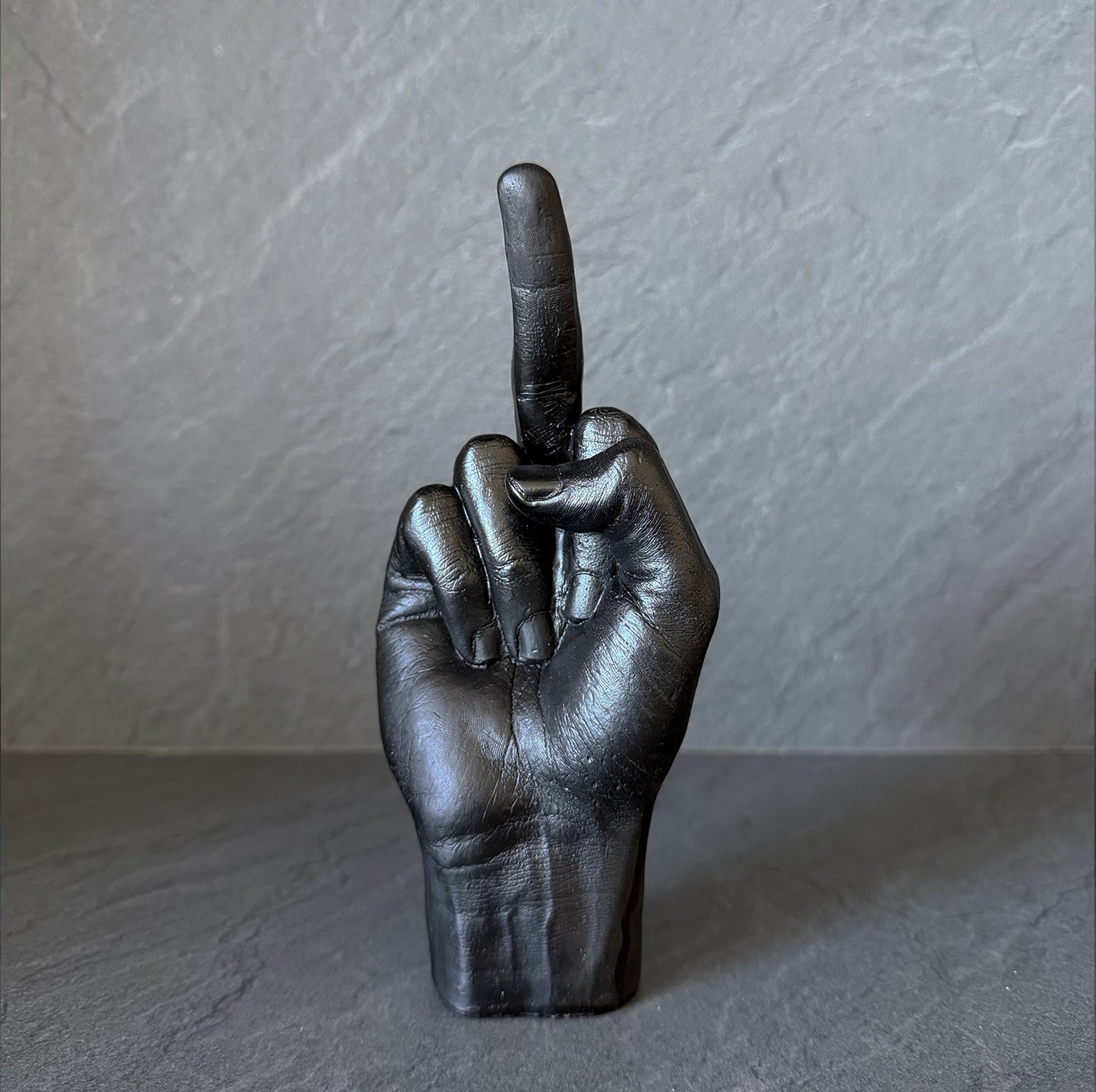 
                  
                    Sculpture main doigt d'honneur noire
                  
                