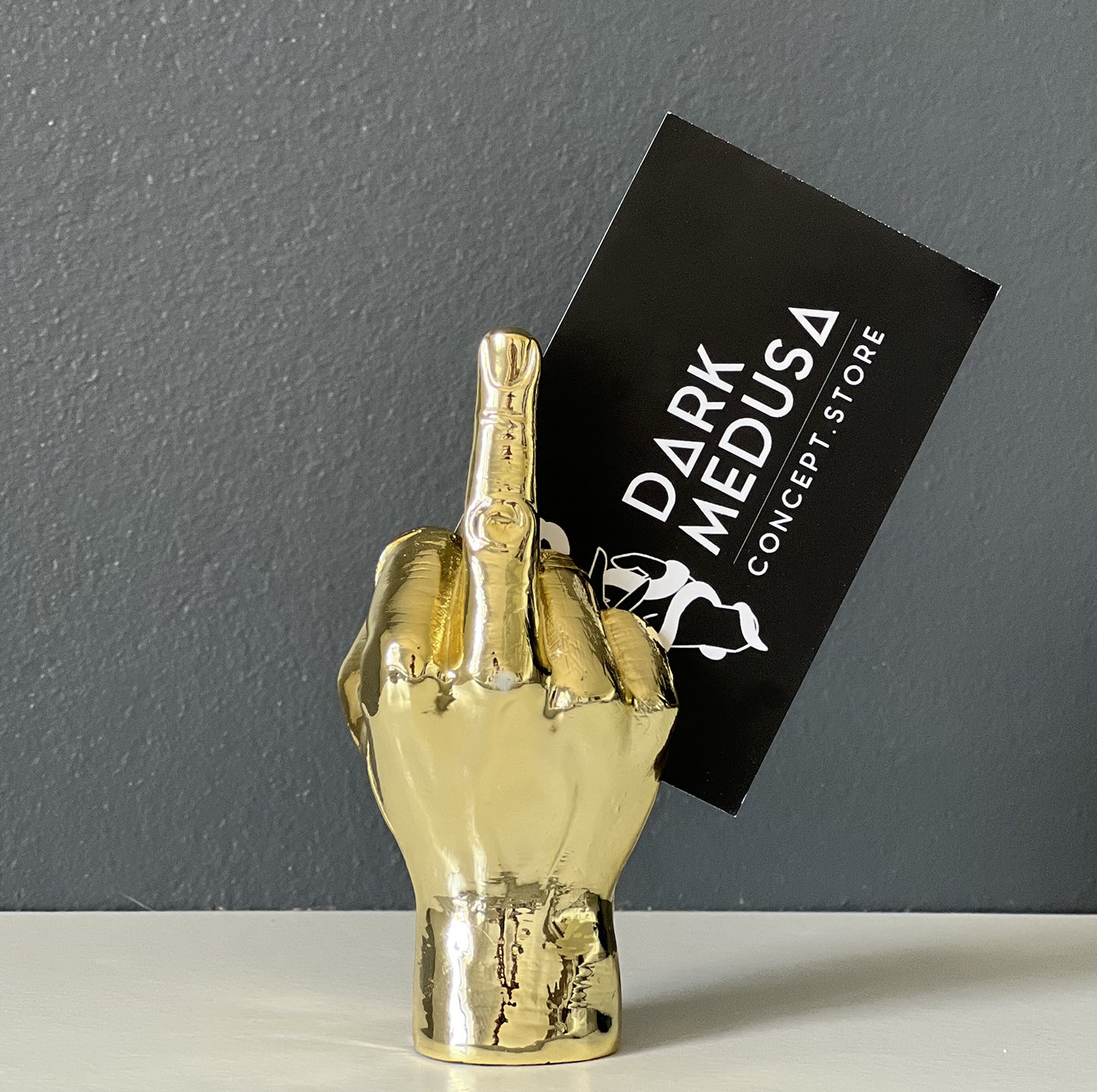 
                  
                    support photo en forme de doigt d'honneur doré avec carte
                  
                