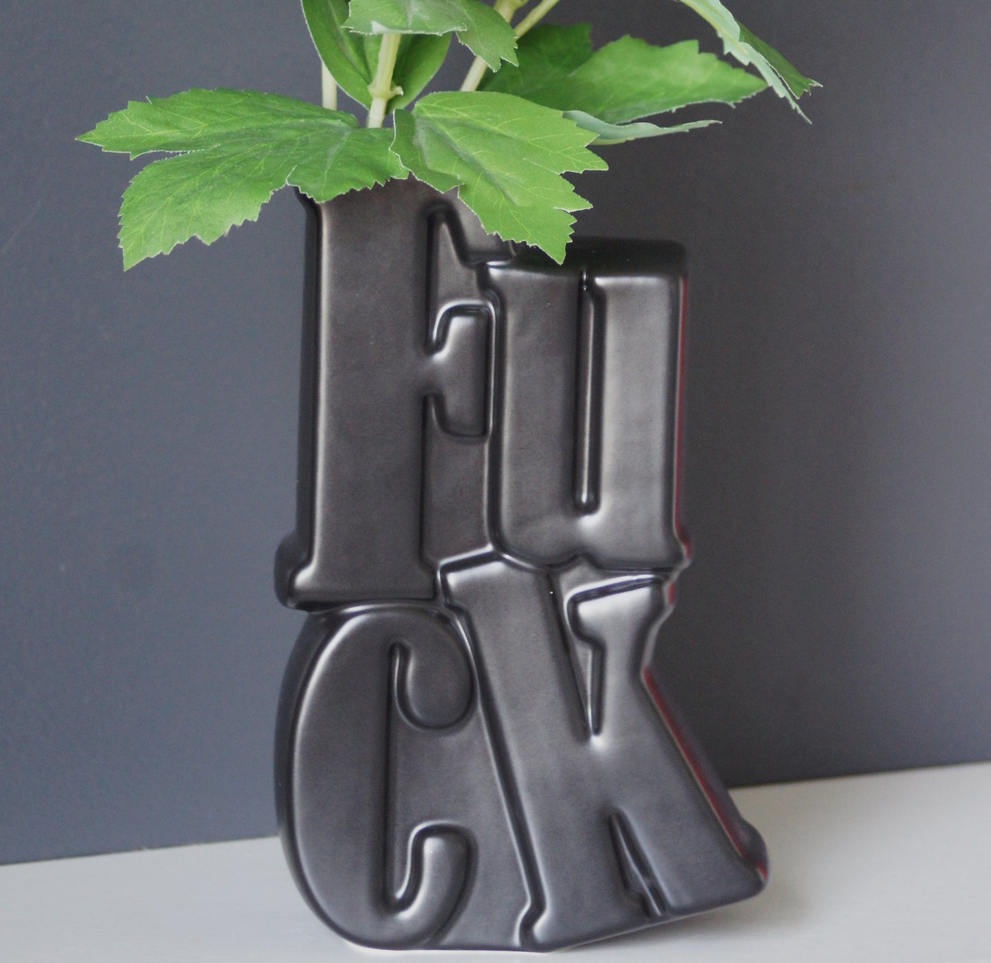 Sculpture main doigt d'honneur noire – Darkmedusa
