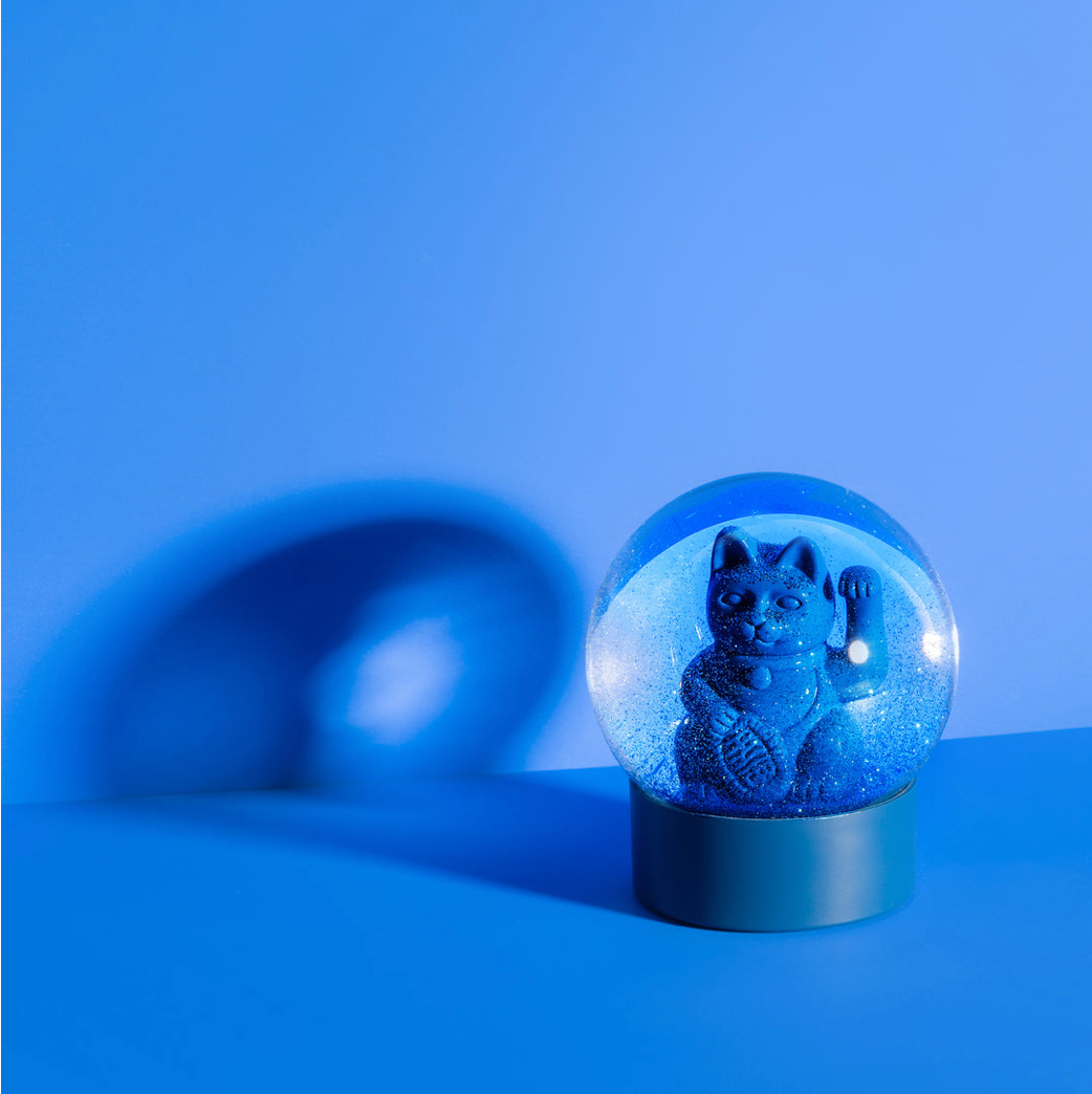 
                  
                    Boule à neige Maneki Neko bleu foncé
                  
                