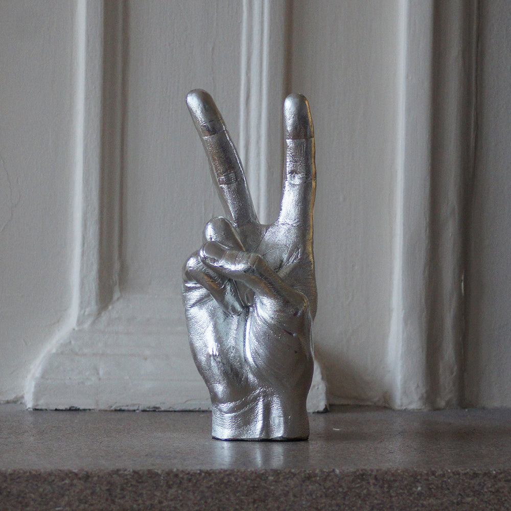 
                  
                    Sculpture main Victoire argentée
                  
                