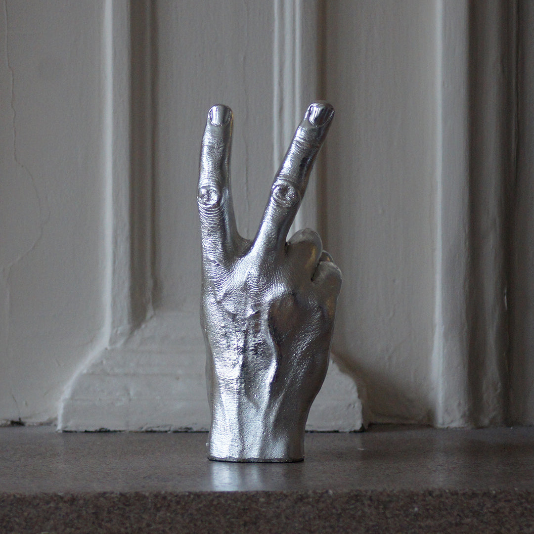 
                  
                    Sculpture main Victoire argentée
                  
                