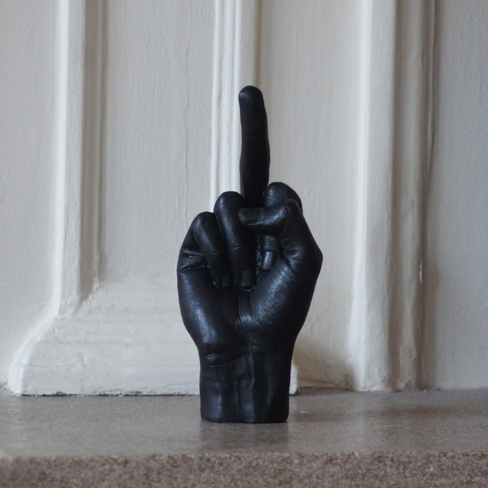 Sculpture main doigt d'honneur noire – Darkmedusa